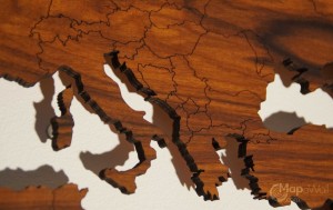 Wereldkaart van hout met landsgrenzen