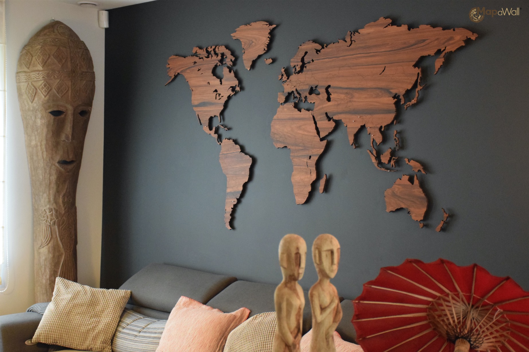 Palisander houten wereldkaart op zwarte achtergrond